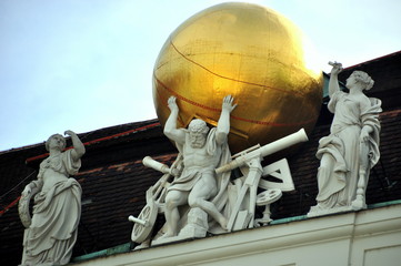 Wien - Figurengruppe auf dem Dach der Österreichischen Nationalbibliothek