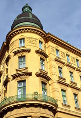 Wien - Schönes Eckhaus mit mehrgeschossigem Erker und Türmchen in der Nähe des Naschmarkts