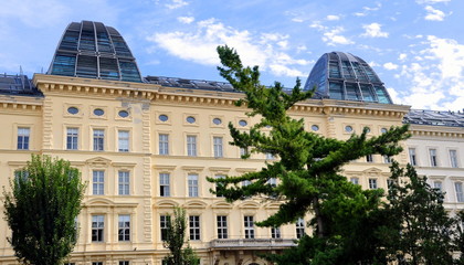 Wien - Wunderschöne gelbe Fassade mit Glaskuppeln