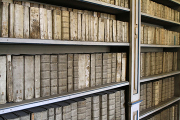 Livres en cuir blanc de la bibliothèque du Monastère de Strahovsky. Prague. / White leather books...