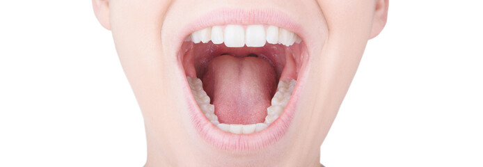 Bocca aperta con denti bianchi e lingua 