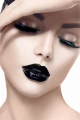 Vlies Fototapete Fantasielippen Schönheitsmode-Modellmädchen mit schwarzem Make-up