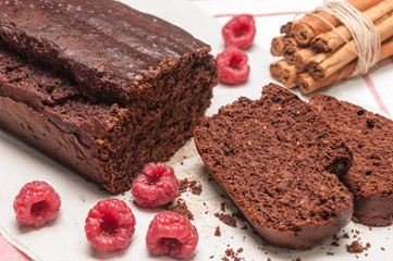 Bizcocho de chocolate y frambuesas