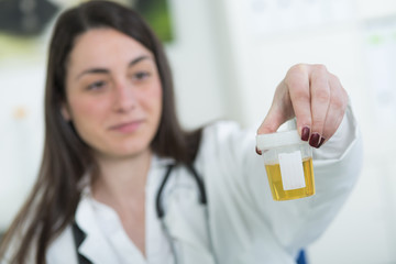 Äztin bzw. Arzthelferin schreibt auf Urinprobe