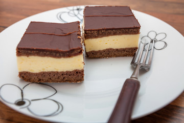Chocolate cake filled with vanilla pudding