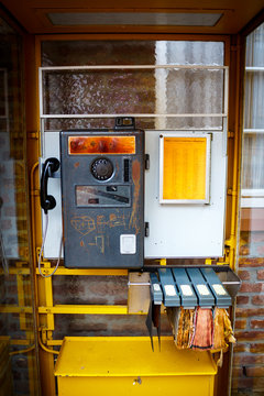 Alte Telefonzelle mit Telefonbuch