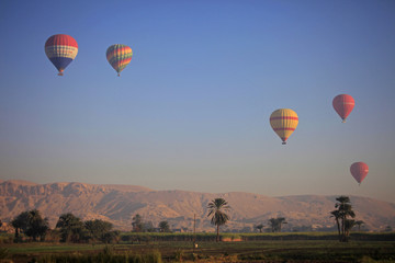 hot air balloons n mtns