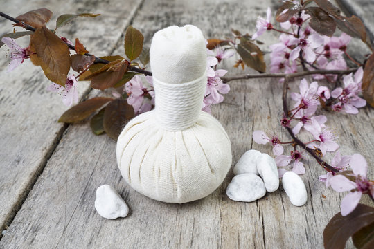Massagestempel vor Kirschbl&uuml;ten mit Steinen