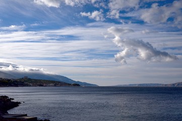 波穏やかなアドリア海と空に浮かぶ雲
オパティア海岸沿いのアドリア海のブルーが鮮やかだった。