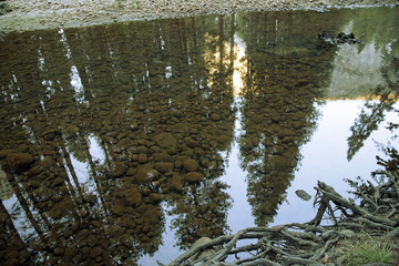 Fototapeta na wymiar rocks river reflection