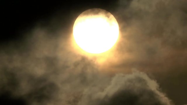 4K・黒雲から見え隠れする太陽・タイムラプス_3-728