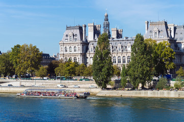 Naklejka premium Old classic palace on bank of river Seine in Paris