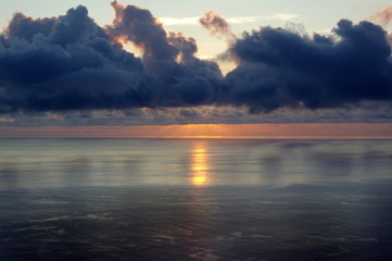 Chmury, ocean i zachód słońca