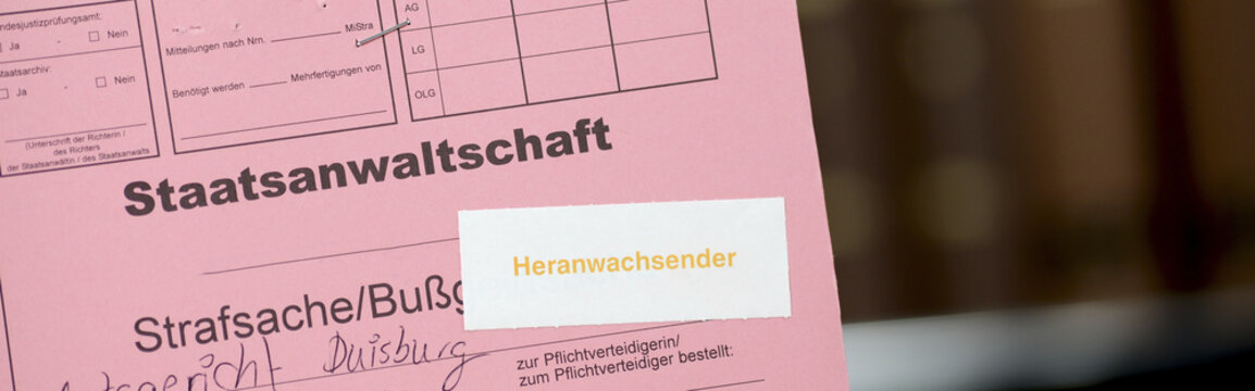 Strafakte von einem Heranwachsenden