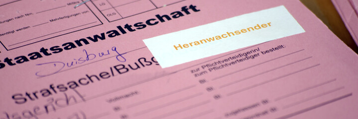 Obraz premium Strafakte von einem Heranwachsenden