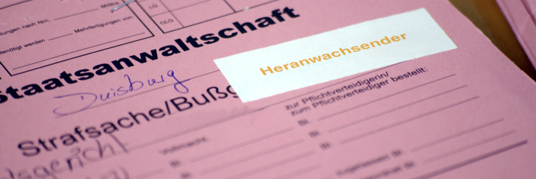 Strafakte von einem Heranwachsenden