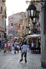 Obraz premium chłopiec na rolkach