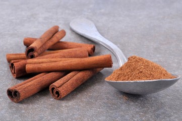Cannelle en  bâtons et en poudre