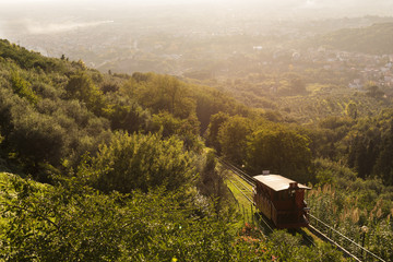 Vista panoramica della Funicolare da Montecatini Alto che sale verso la stazione durante un caldo...