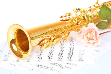 Naklejka premium Pink rose, saxophone and music sheet