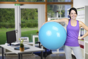 Junge sportliche Frau im Büro