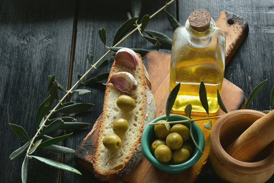 oil of olive give of bread, garlic and salt