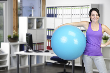 Junge sportliche Frau im Büro