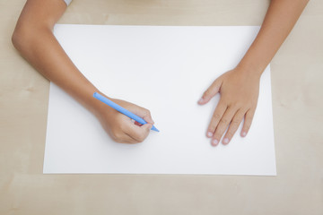 ペンを持つ子供の手