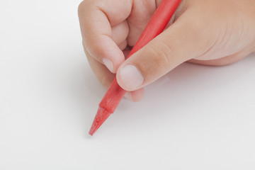 ペンを持つ子供の手