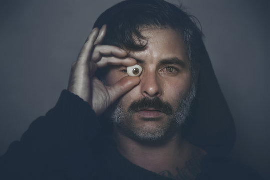 Retrato de un hombre llorando