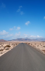 Fototapeta na wymiar Fuerteventura, Isole Canarie: il paesaggio dell'isola visto dalla strada che porta a Punta de Jandia il 6 settembre 2016