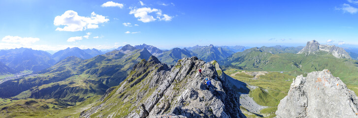 Kletterer am Karhorn-Klettersteig nahe Lech am Arlberg