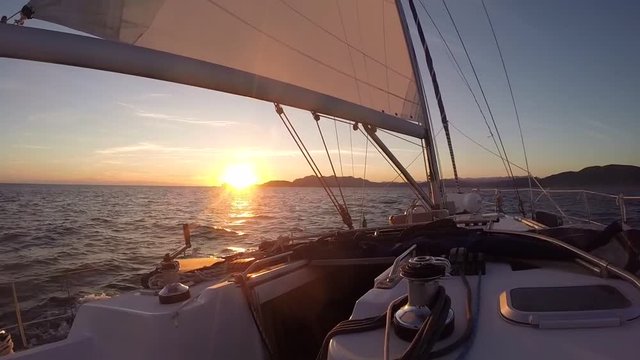 Navigazione a vela al tramonto