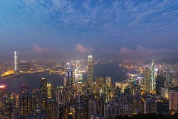 Fototapeta premium Panoramę miasta Hongkong w nocy z Victoria Harbour