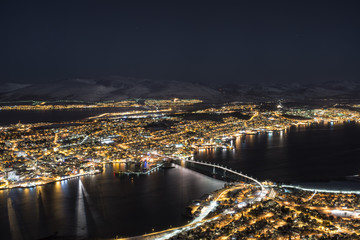 Fototapeta na wymiar Tromsö, Norwegen im Winter bei Nacht