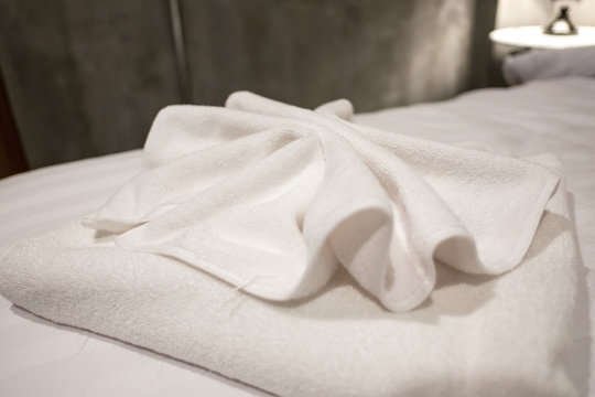  Close up, Place a towel on the bed of the hotel room.