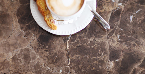 Cappuccino Tasse auf dem Marmortisch
