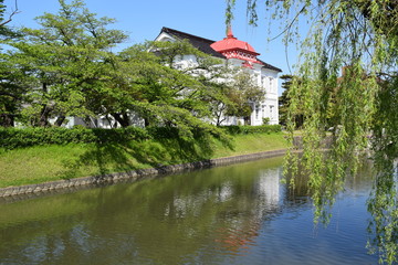 大宝館（山形県鶴岡市）／ 大宝館は、大正天皇の即位を記念して、大正４年(1915)に建てられた、赤いドームと白壁が特徴の、完成度の高い擬洋風建築です。開館当初は、物産陳列場、戦後は市立図書館として利用されていました。現在は、明治の文豪・高山樗牛や、日本のダ・ヴィンチといわれた松森胤保、昭和初期の日本の代表作家・横光利一など、鶴岡が生んだ先人たちの偉業を讃える資料を展示しています。
