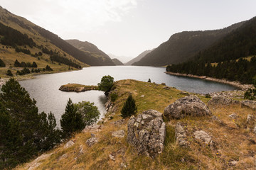 Lac de l'Oule dans les Pyrenees, Hautes-Pyrennes, France
