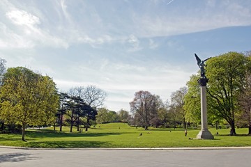 Fototapeta premium Park Montsouris, esplanada i pomnik. Pochmurny dzień (Paryż Francja)