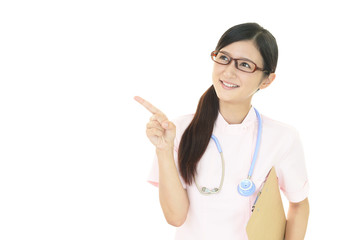 指示する笑顔の看護師