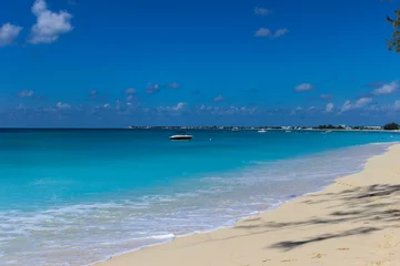 Store enrouleur Plage de Seven Mile, Grand Cayman Caribbean coast