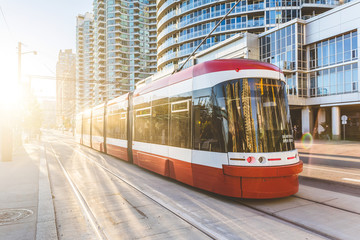 Moderne tram in het centrum van Toronto bij zonsondergang