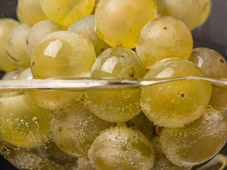 Weinglas mit wein und weintrauben