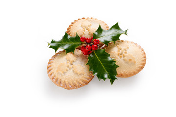 Close up of a Christmas Mince Pie and holly sprig isolated on a white background © Duncan Andison