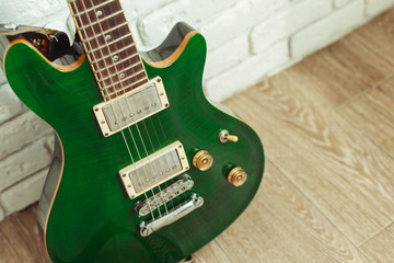 Naklejka premium Electric guitar body and neck detail on wooden background