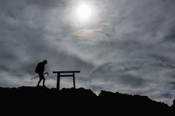 富士山頂を歩く登山者