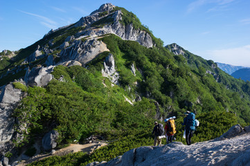 燕岳を目指す登山者