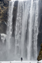 Mann unter Skogafoss