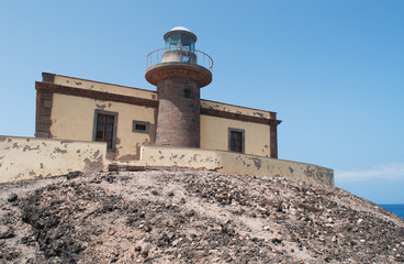 Isole Canarie: vista del faro di Punta Martino, aperto dal 1865 sull'Isola di Lobos, a 2 chilometri...